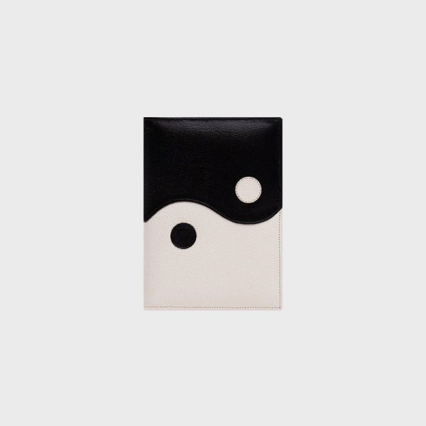 PORTAPASAPORTE LUCKY YIN YANG HUESO NEGRO